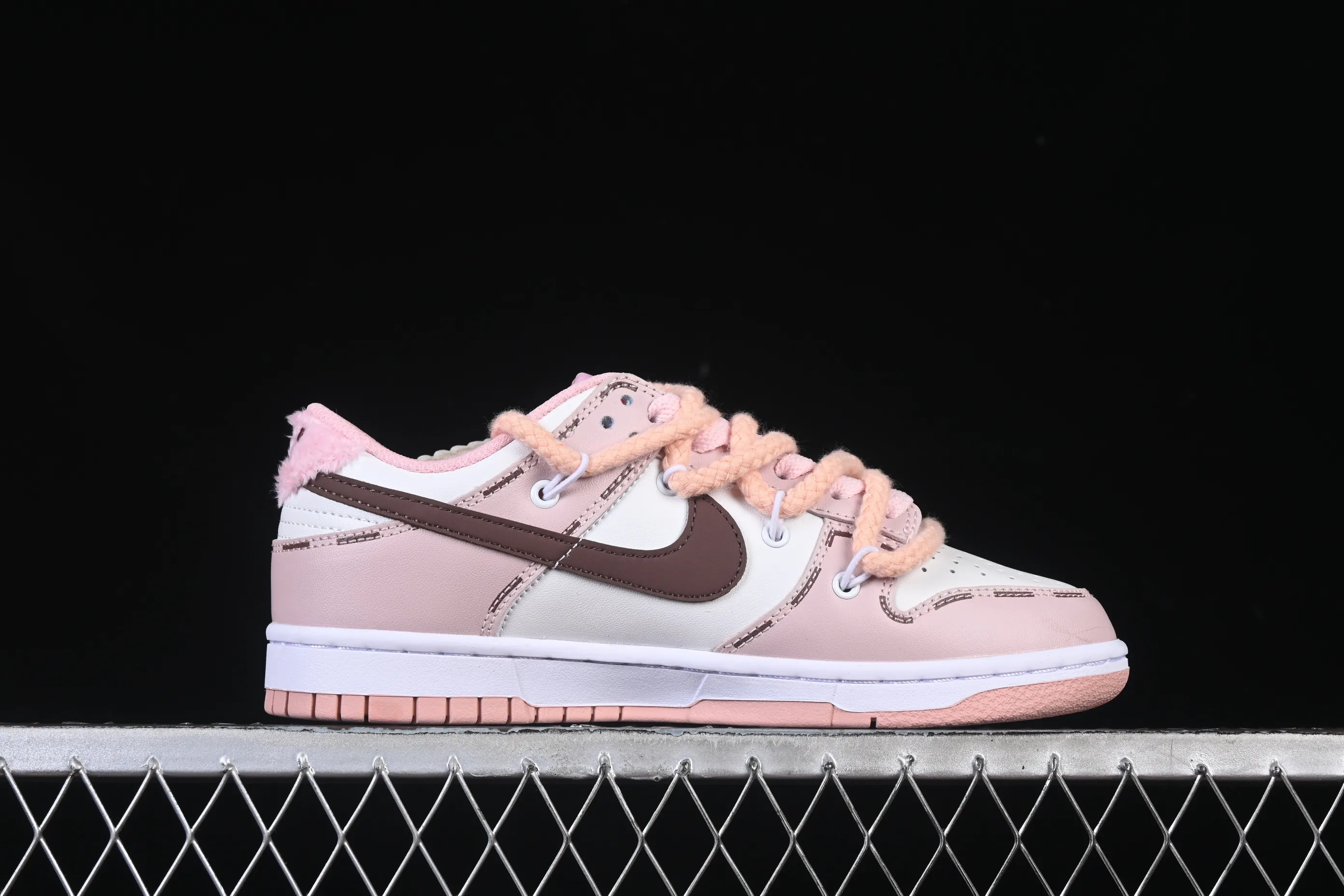 All categories Nk SB Dunk Series Nk SB Dunk Low High-end customized low-top sneakers Nike SB Dunk Low Valentine's Day pink straps low-top casual sneakers DO6485-600
